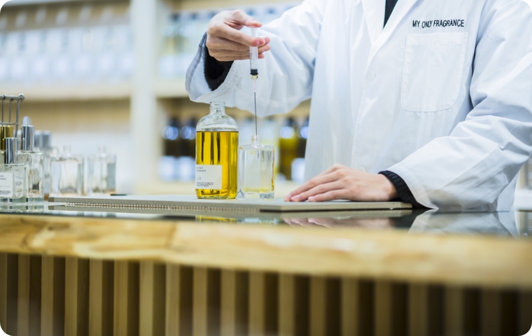 調香師監修の実践的な研修プログラム